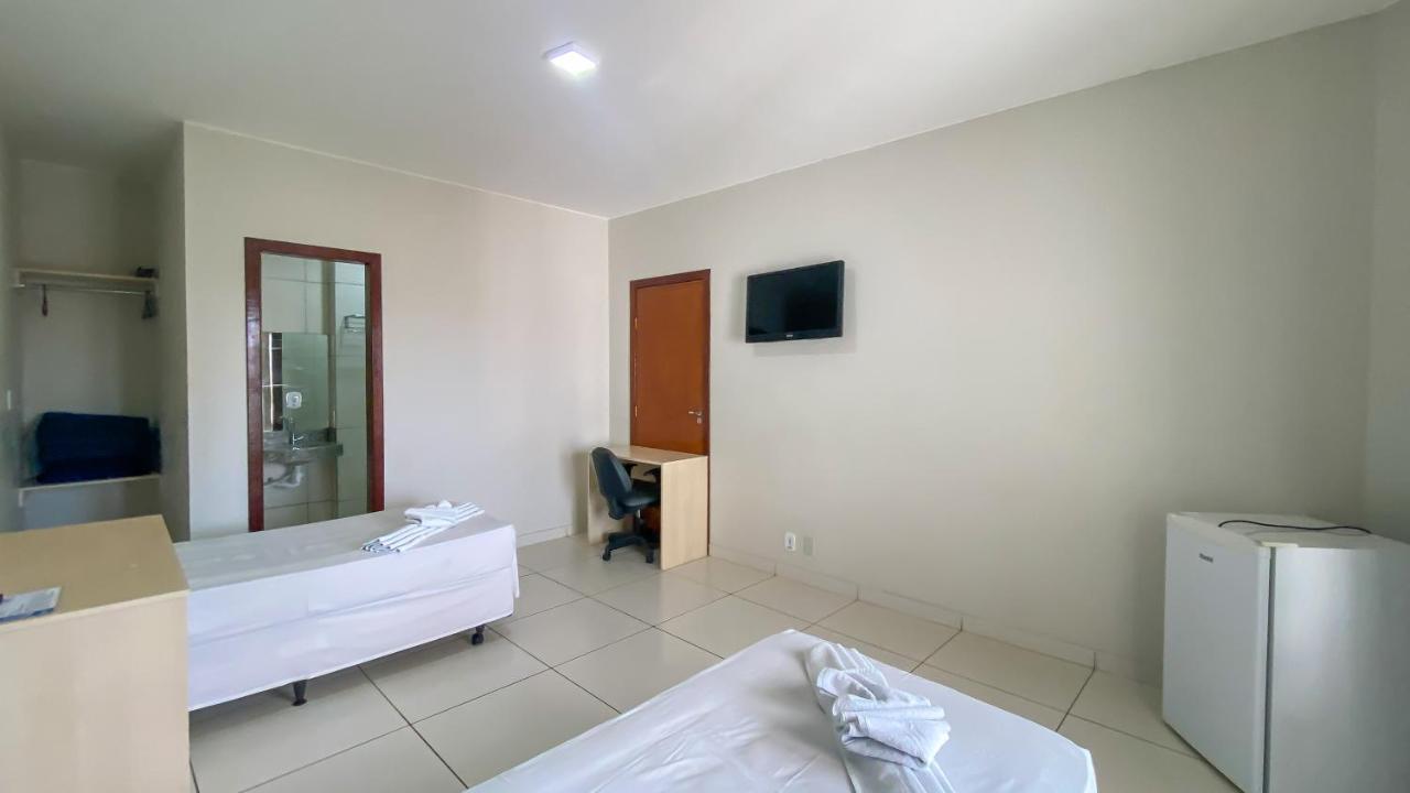 Center Plaza Hotel Cristalina Bagian luar foto